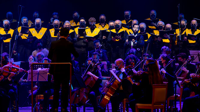 Un momento de un pasado concierto de la Coral universitaria y la Orquesta Álvarez Beigbeder en el Teatro Falla.