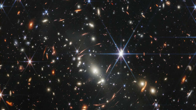 Imagen del telescopio espacial James Webb, mostrando las galaxias más distantes que se conocen hasta la fecha.