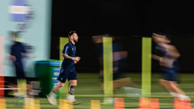 Messi se ejercita con la selección argentina en Doha.