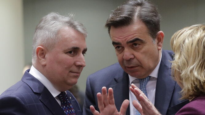 El ministro rumano de Interior, Lucian Bode (izq.), y el vicepresidente de la Comisión Europea, Margaritis Schinas, durante la reunión en Bruselas.
