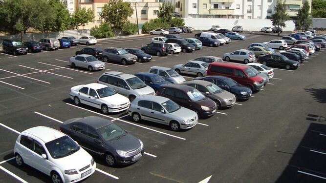 Una vista panorámica retrospectiva del parking municipal de Salesianos de Rota, que dispone de 200 plazas.