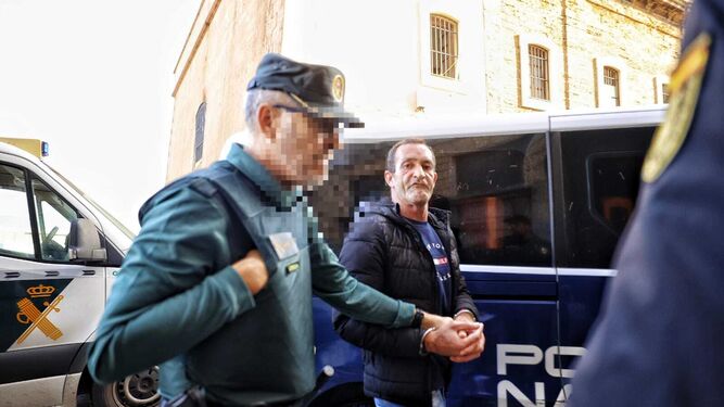 El acusado llega a la Audiencia de Cádiz procedente de prisión.