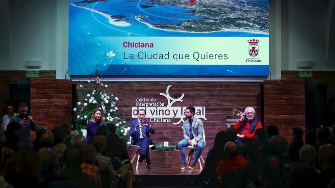 El acto contó con la participación del alcalde y los comentarios de la periodista Miriam Peralta y el escritor Enrique Montiel.