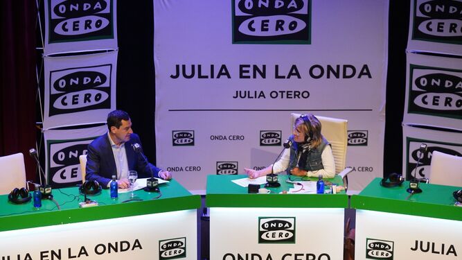 Juanma Moreno en una entrevista con Julia Otero en la Fundación Cajasol.