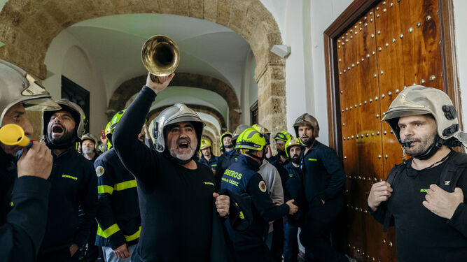Imágenes de la protesta de los bomberos en la diputación de Cádiz.