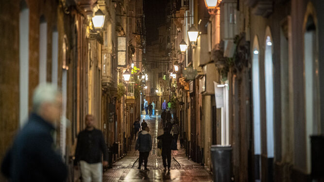 Alumbrado sin luces led en una calle del centro de Cádiz.