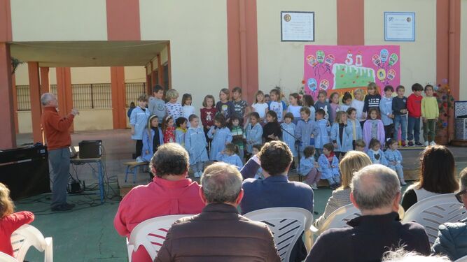Un grupo de alumnos interpreta una canción al CEIP La Inmaculada.