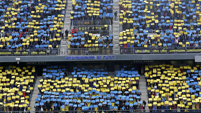 Mosaico amarillo y azul de la afición en un partido del Cádiz.