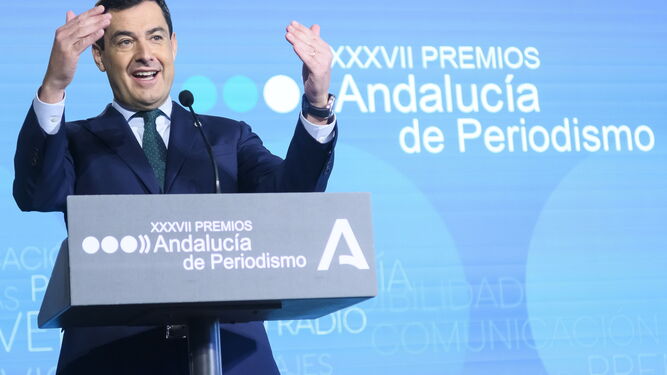 El presidente de la Junta de Andalucía, Juanma Moreno, ayer en la entrega de los XXXVII Premios Andalucía de Periodismo.