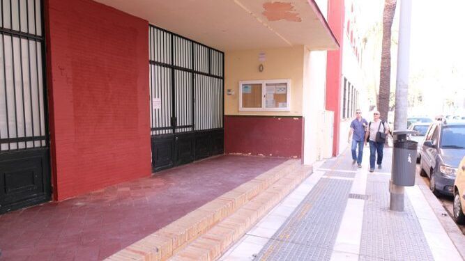 Puerta de acceso al colegio Santa Teresa de Cádiz.