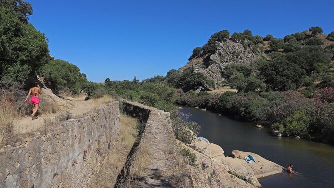 El sendero discurre en paralelo al río Hozgarganta, junto a los restos del canal