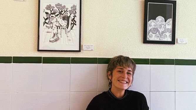 Pilar Merello, junto a su exposición, instalada en el IES La Arboleda.