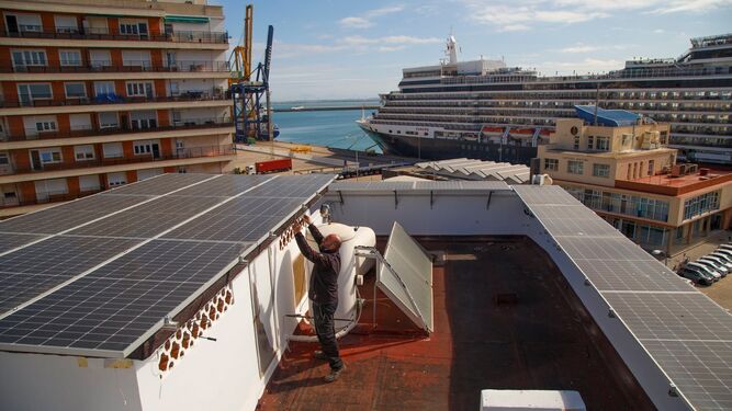 Paneles fotovoltaicos en la sede de la Autoridad Portuaria de Cádiz.