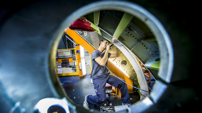 Una imagen de un trabajador en la planta portuense del CBC de Airbus.