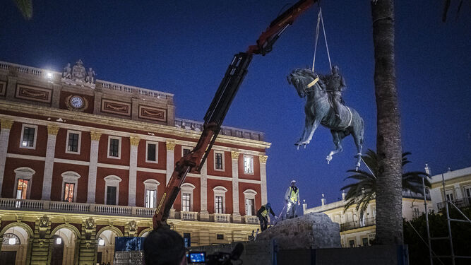 A las 6:15 horas del martes 1 de febrero  comenzó en la plaza del Rey de San Fernando la retirada de la escultura ecuestre del General Varela.