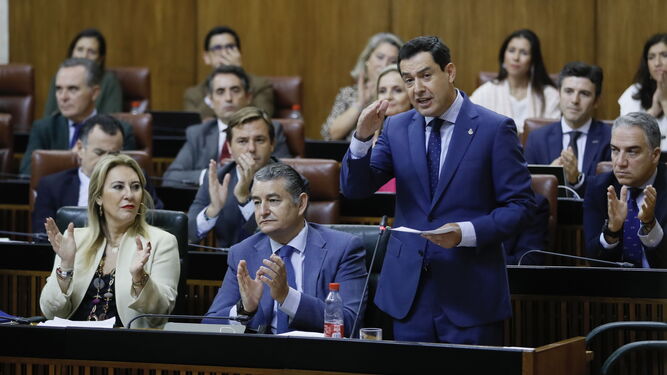 Juanma Moreno y Antonio Sanz en un pleno del Parlamento andaluz.