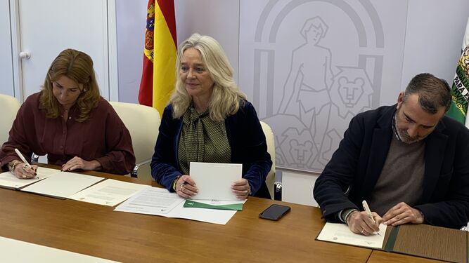 Inmaculada Oliveros y Javier Pizarro firman la cesión en presencia de Mercedes Colombo.
