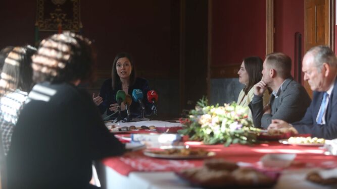 La alcaldesa, Patricia Cavada, acompañada de otros miembros del gobierno, durante el balance del año que ha ofrecido tras el desayuno navideño con la prensa.