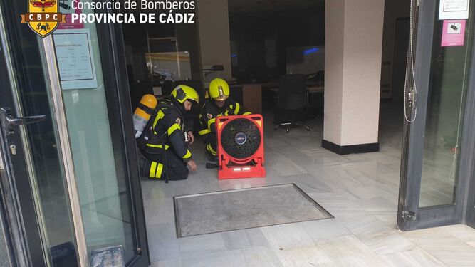 Los bomberos durante el incendio en la oficina de Mapfre en Cádiz