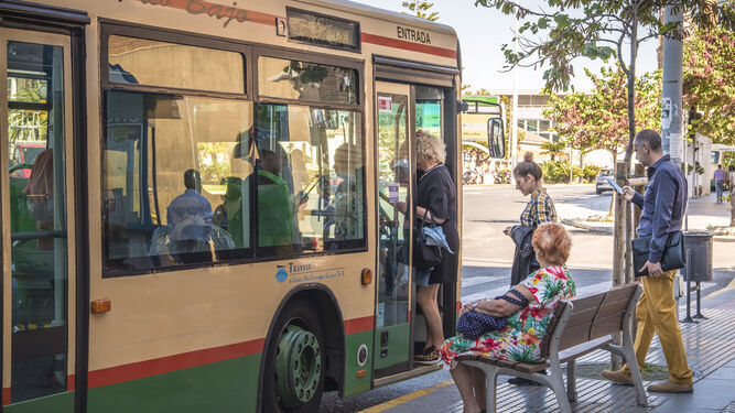 Un autobús de Cádiz recoge pasajeros en una de las paradas
