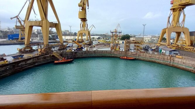 Imagen extraída de twitter con una vista del astillero gaditano desde el crucero Queen Victoria