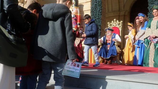 El Heraldo de los Reyes Magos, a las puertas del Ayuntamiento de San Fernando.