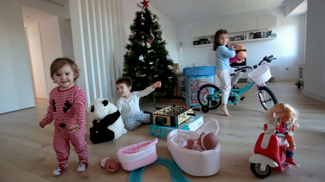Niños abriendo sus regalos el Día de Reyes