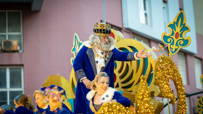 El Rey Melchor lanzando caramelos en la cabalgata de Cádiz.