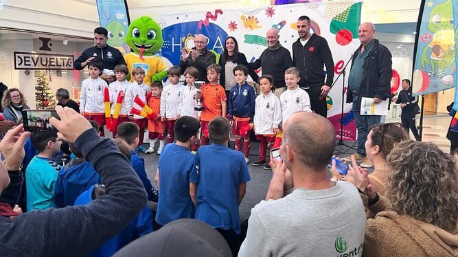 Destacados futbolistas, responsables de El Paseo y el concejal de Deportes participaron en la entrega de trofeos.