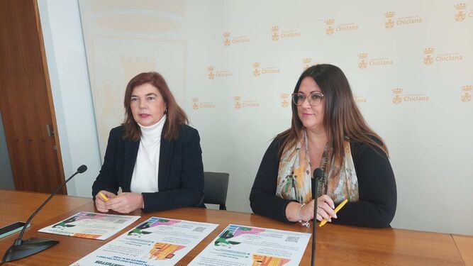 La delegada municipal de Fomento, Pepa Vela, y la directora de la Agencia Laboral Group en Chiclana, María José Fernández.