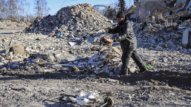 Un hombre camina entre los escombros de una escuela usada por las tropas rusas como cuartel, en la región de Donetsk.