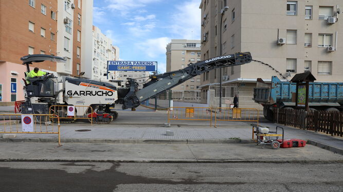 Las obras del plan de asfaltado de San Fernando continúan en la calle Voluntarios Realistas.