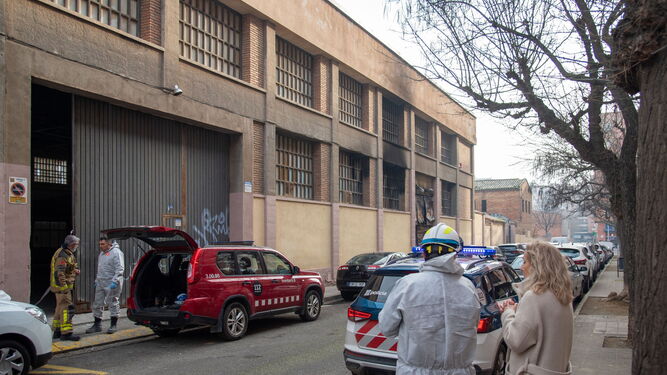Los Mossos investigan un posible caso de violencia de género tras el incendio de una fábrica en Lérida.