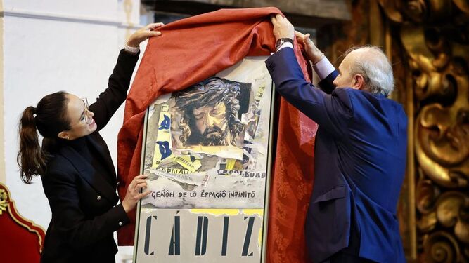 Momento en que se descubre el cartel de la Semana Santa de Cádiz 2023.
