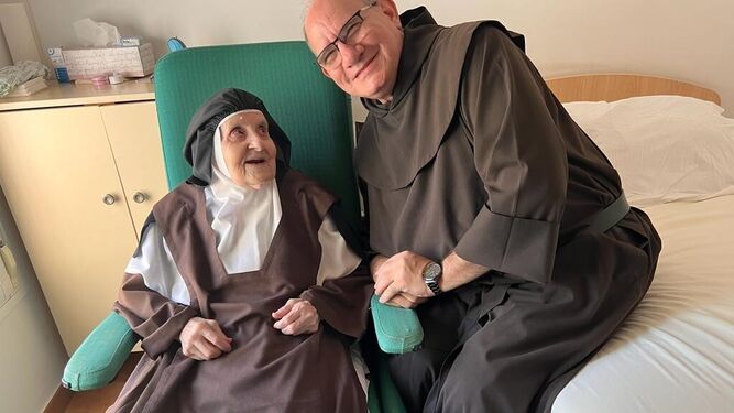 La hermana Margarita, en una imagen reciente, con el vicepostulador de la causa de la Hermana Cristina, el carmelita Luis David.