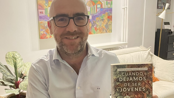 Ignacio Ollero posa con su libro en su casa de Madrid.