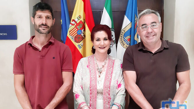 La elegida candidata de IU a la Alcaldía de Chipiona, Isabel María Fernández, con los también concejales izquierdistas José Luis Mellado y Sebastián Guzmán.