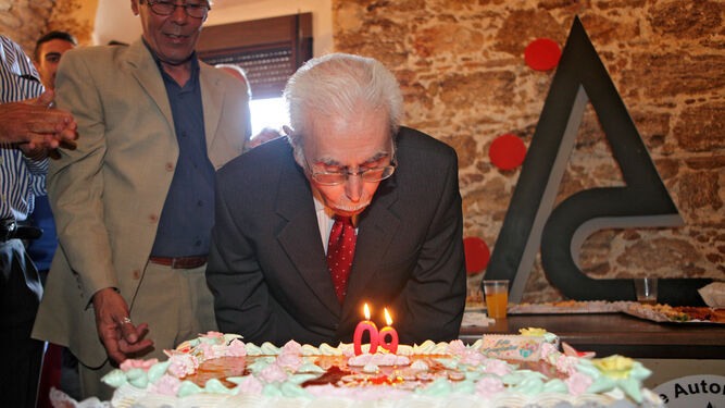 Enrique Villegas soplas las velas de la tarta con la que celebró, en el año 2013, su 90 cumpleaños.