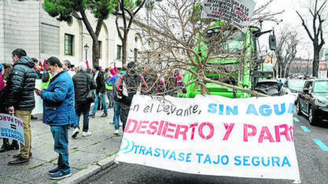 Protesta de los agricultores en Madrid al conocerse las intenciones del Gobierno.