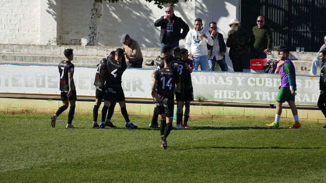El conjunto conileño celebra su gol en el Guadalquivir de Coria.