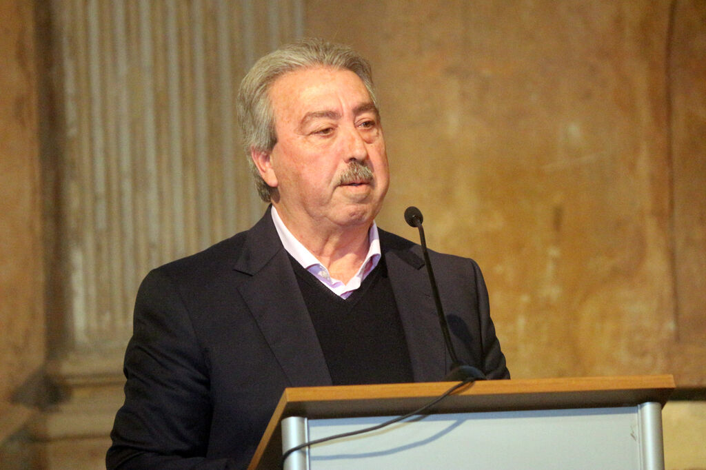 El director de Tele Puerto Real, Juan Manuel Armario, recoge el premio Puertorreale&ntilde;o del A&ntilde;o 2022