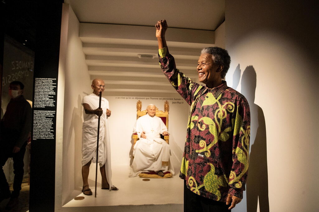 Nelson Mandela, con Gandhi y Juan Pablo II detr&aacute;s en el Museo de Cera de Par&iacute;s