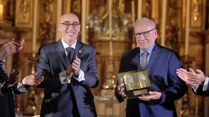 Alfonso Guerra recibe los aplausos por el premio en presencia de Pascual Valiente, decano del Colegio de Abogados de Cádiz.