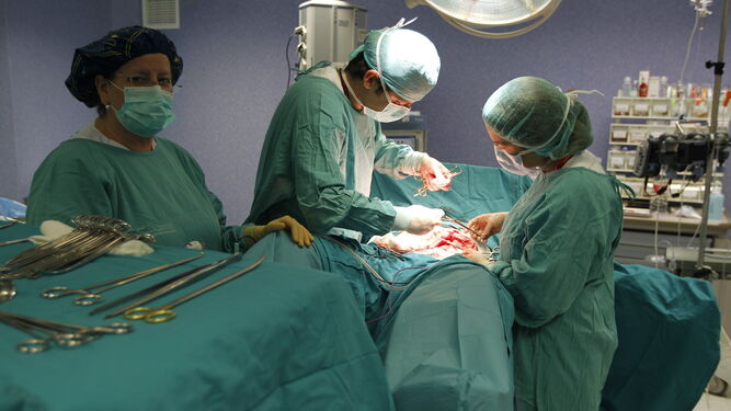La lista de espera de las intervenciones quirúrgicas se podría incrementar y demorar por falta de anestesistas.