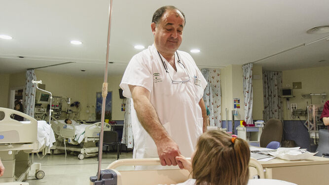 El gerente del Puerta del Mar, el pediatra Sebastián Quintero, en la UCIPediátrica, en una imagen de archivo.