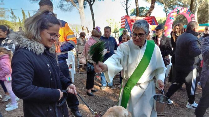 El sacerdote Eugenio Romero, durante la bendición de las mascotas en el pinar.
