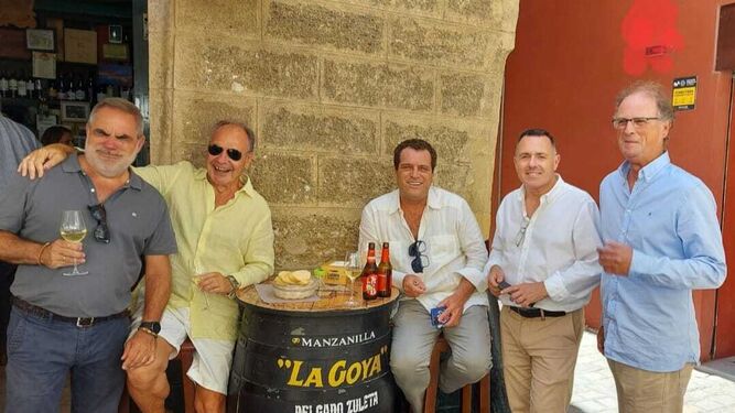 A la derecha de la imagen, Jaime, junto a sus amigos Valentín Blanco, Nino Copano, Félix  Fernández Verderjo y Salvador Celada en una imagen de este verano a las puertas de la Cepa Gallega,  en Cádiz