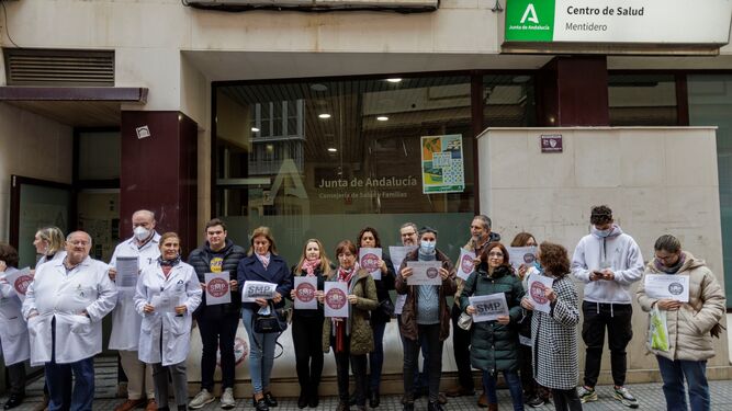Médicos concentrados ante el Centro de Salud del Mentidero, en Cádiz capital, el pasado viernes, primer día de huelga.