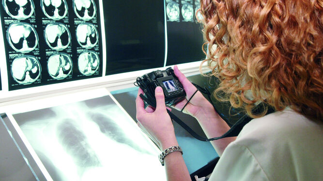 Una radióloga en el ejercicio de su profesión, en una imagen de archivo.
