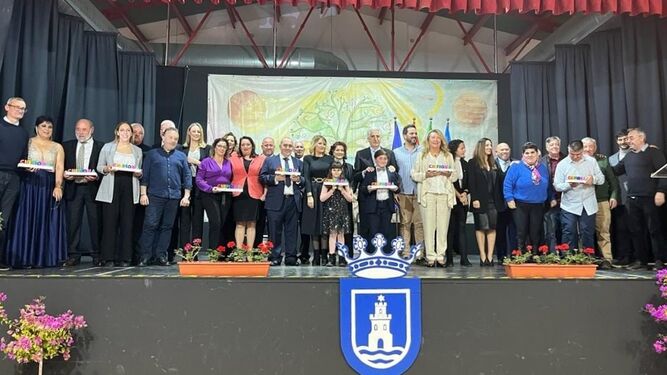 Los galardonados con los Premios ‘Ciudad de Chipiona’, junto a miembros de la Corporación municipal.